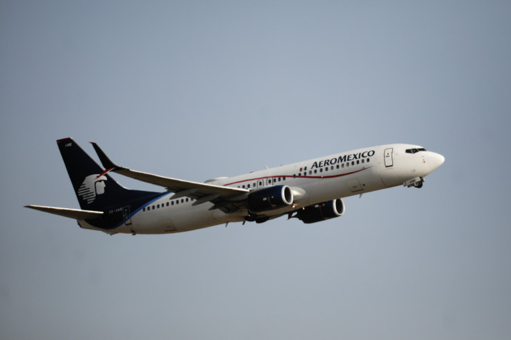 Un avión de la aerolínea mexicana Aeroméxico despega del aeropuerto internacional Benito Juárez en la Ciudad de México.