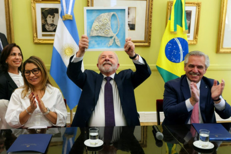 Brasil regresa a la cumbre regional de la CELAC bajo la presidencia de Lula (C, con su esposa y el presidente argentino Alberto Fernández) luego de que su predecesor de extrema derecha, Bolsonaro, suspendiera la participación