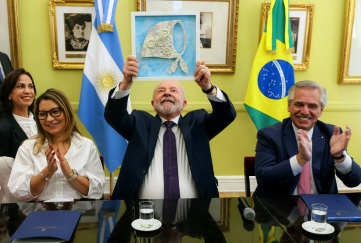 Brasil regresa a la cumbre regional de la CELAC bajo la presidencia de Lula (C, con su esposa y el presidente argentino Alberto Fernández) luego de que su predecesor de extrema derecha, Bolsonaro, suspendiera la participación