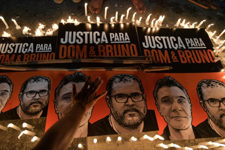 En esta foto tomada el 23 de junio de 2022, indígenas brasileños protestan por la demarcación de tierras indígenas y por el asesinato del periodista británico Dom Phillips y del especialista brasileño en asuntos indígenas Bruno Pereira, en Sao Paulo, Bras