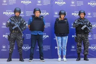 La colombiana Margaret Chacon (2-R) y el salvadoreño Wilber Huezo (2-L) fueron detenidos en San Salvador