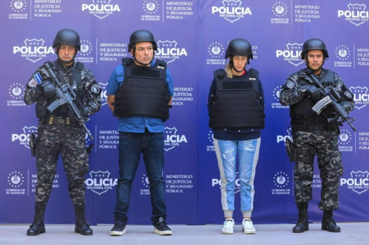 La colombiana Margaret Chacon (2-R) y el salvadoreño Wilber Huezo (2-L) fueron detenidos en San Salvador