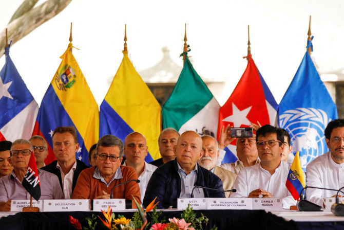 Negociadores del gobierno de Colombia y miembros del Ejército de Liberación Nacional (ELN) realizan una conferencia de prensa en Caracas.