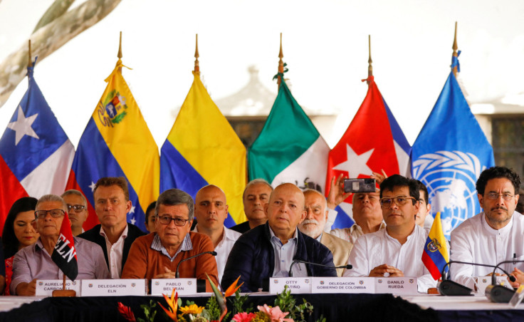 Negociadores del gobierno de Colombia y miembros del Ejército de Liberación Nacional (ELN) realizan una conferencia de prensa en Caracas.