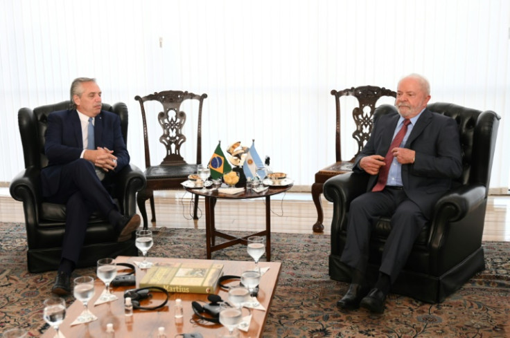 El presidente de Brasil, Luiz Inácio Lula da Silva (derecha), y el presidente de Argentina, Alberto Fernández (izquierda), participan en una reunión bilateral en Brasilia el 2 de enero de 2023.