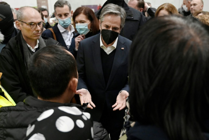 El secretario de Estado de EE. UU., Antony Blinken, visita a los ucranianos que han huido de su país en un campamento en el cruce fronterizo polaco de Korczowa el 5 de marzo de 2022.