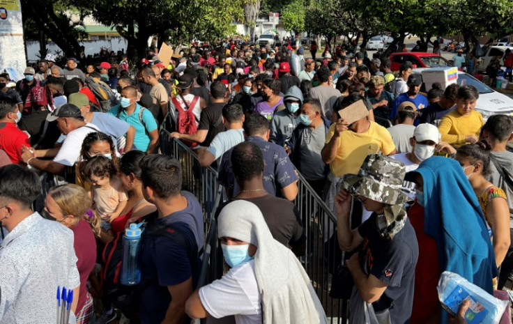 Cientos de migrantes de Venezuela, Haití y América Central que esperaban ir a los Estados Unidos esperan en fila para procesar su estatus de refugiado en Tapachula, México el 7 de noviembre de 2022