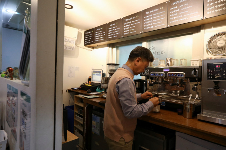El dueño de un café, Ma Seung-duk, trabaja en un café para dormir curativo en Seúl