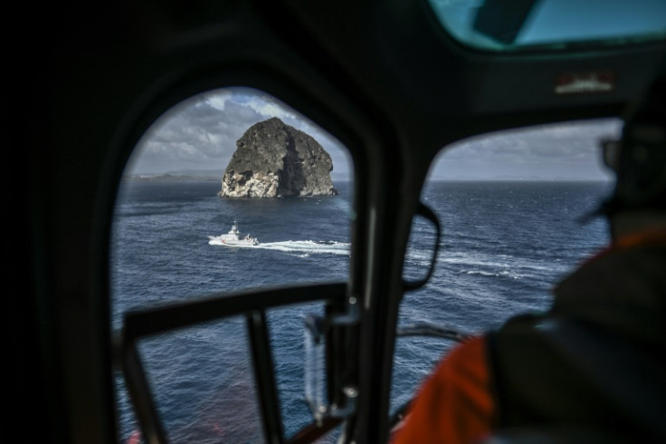 Inspectores de aduanas franceses patrullan cerca de la isla caribeña francesa de Martinica