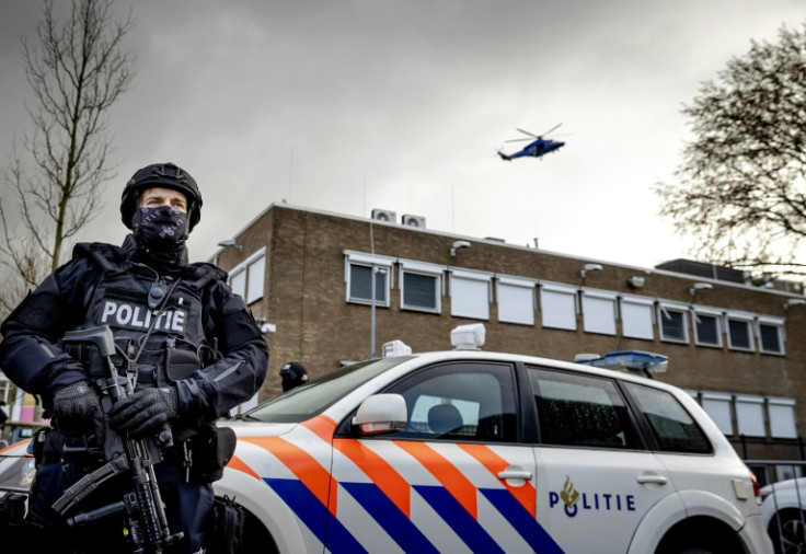 Un tirador de la policía holandesa vigila el tribunal donde se sospecha que el narcotraficante Ridouan Taghi está siendo juzgado en Ámsterdam.