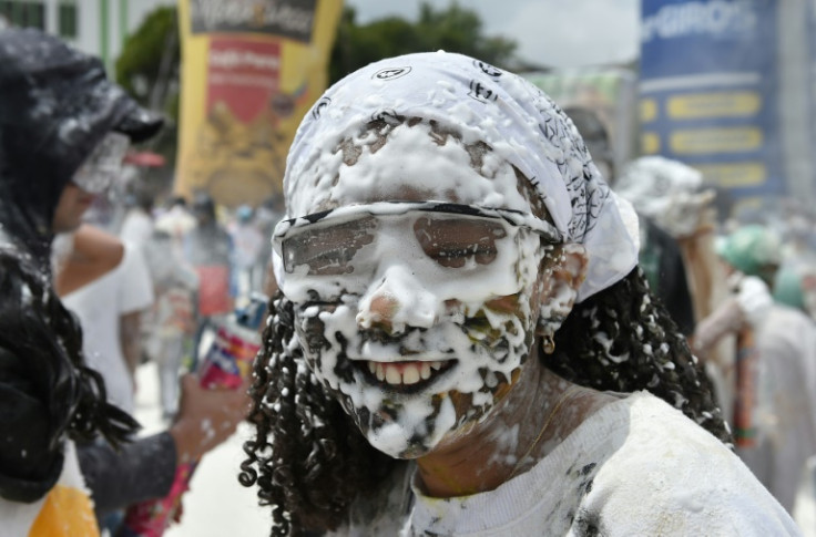 Uno de los días festivos ve a los juerguistas blanquear su apariencia con talco o espuma.