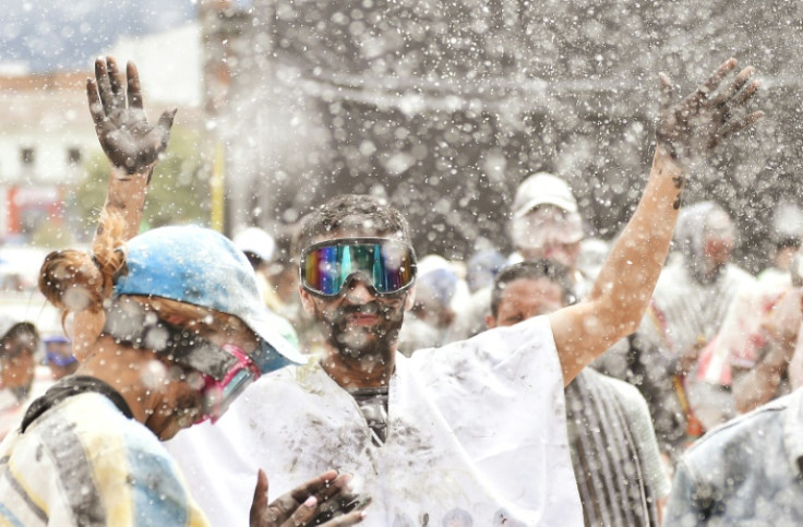 El Carnaval de Negros y Blancos de Colombia incluye batallas de agua gigantes, fogatas, quema de títeres de madera o paja y un desfile de disfraces.