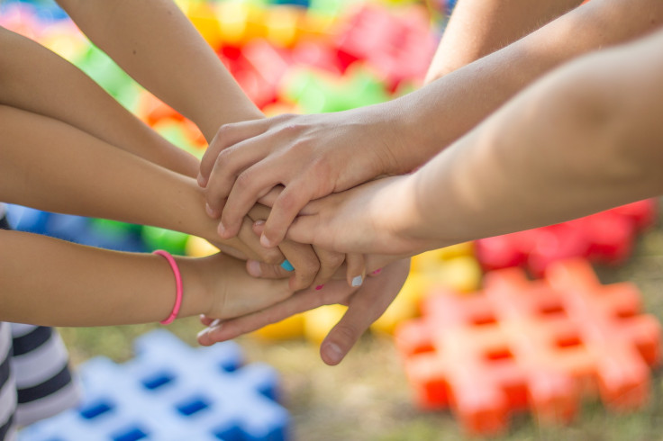 manos amistad amigos niños