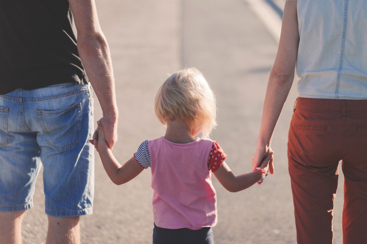 familia tomados de la mano padres hijo