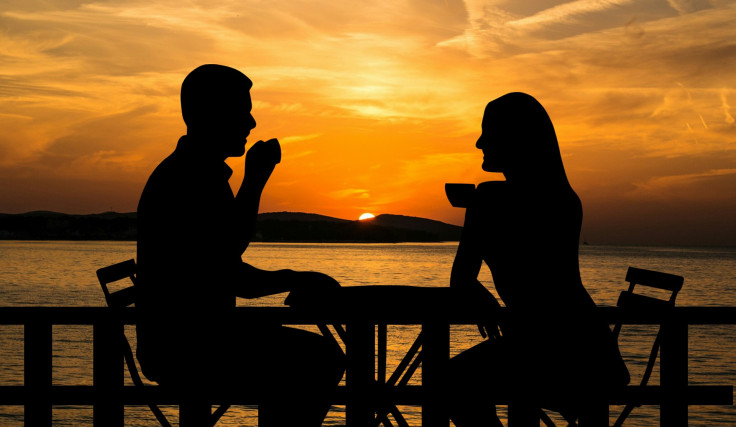 puesta de sol pareja café sentado mesa