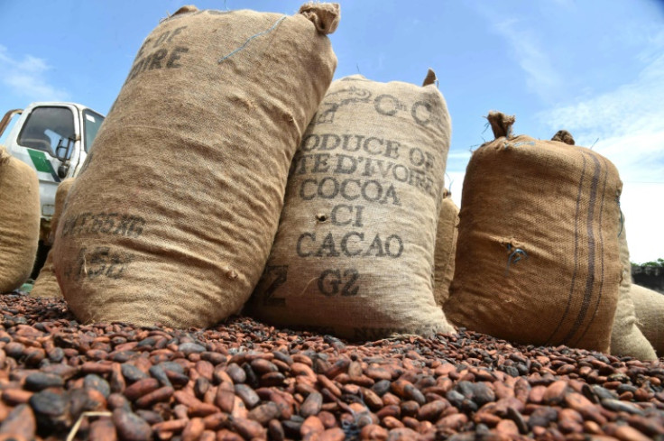 Costa de Marfil y Ghana han estado presionando a los gigantes del chocolate para que paguen precios más altos por los granos de cacao para ayudar a los agricultores pobres.