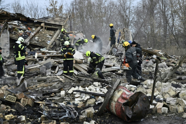 Los misiles rusos golpearon Ucrania el jueves, incluso en las afueras de la capital, Kyiv.