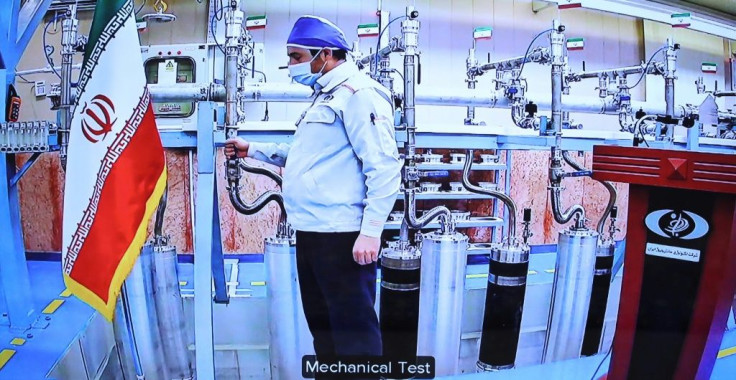 Una imagen proporcionada por la oficina presidencial iraní el sábado muestra una pantalla de videoconferencia de un ingeniero dentro de la planta de enriquecimiento de uranio Natanz de Irán.