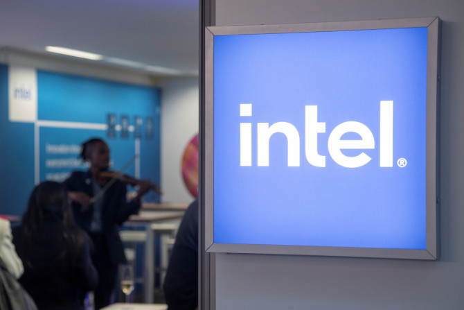 El logotipo de Intel Corporation se ve en Davos
