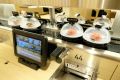 La cadena de restaurantes japonesa Kura Sushi planea instalar cámaras sobre sus cintas transportadoras para monitorear a los clientes