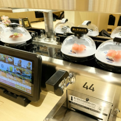 La cadena de restaurantes japonesa Kura Sushi planea instalar cámaras sobre sus cintas transportadoras para monitorear a los clientes