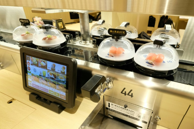 La cadena de restaurantes japonesa Kura Sushi planea instalar cámaras sobre sus cintas transportadoras para monitorear a los clientes