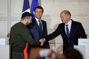 Emmanuel Macron y Volodymyr Zelensky