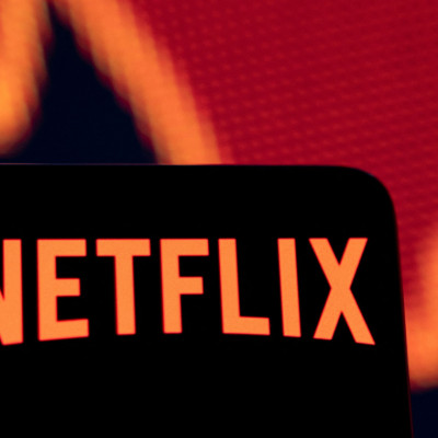 La ilustración muestra el logotipo de Netflix y el gráfico de acciones