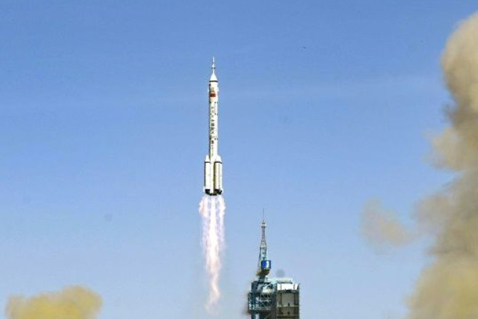 El trío transportado al espacio por el cohete Gran Marcha-2F el domingo permanecerá a bordo de la estación espacial Tiangong durante seis meses.