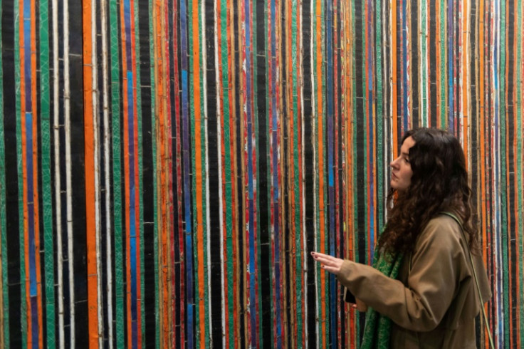 Una mujer mira la obra del artista francés nacido en Argelia Adel Abdessemed en la feria Zona Maco en la Ciudad de México.