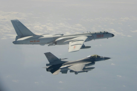Un avión de combate taiwanés F-16 volando junto a un bombardero chino H-6 (arriba) en el espacio aéreo de Taiwán