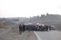 Manifestantes armenios marchan hacia un puesto de control de las fuerzas de paz rusas en las afueras de Stepanakert en diciembre.