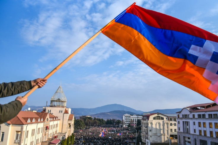 En diciembre, miles se manifestaron en Nagorno-Karabaj para protestar por el bloqueo del único enlace terrestre con Armenia.