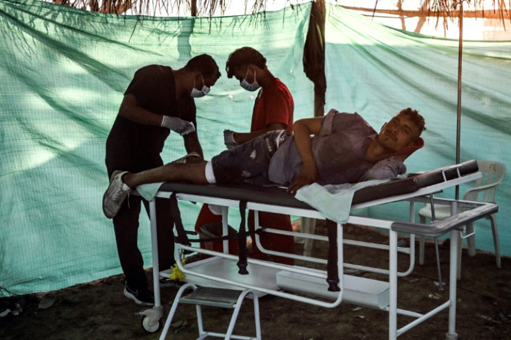 Un médico atiende a un torero corneado durante el Festival de Corralejas en Guaranda, Sucre, en el noreste de Colombia.