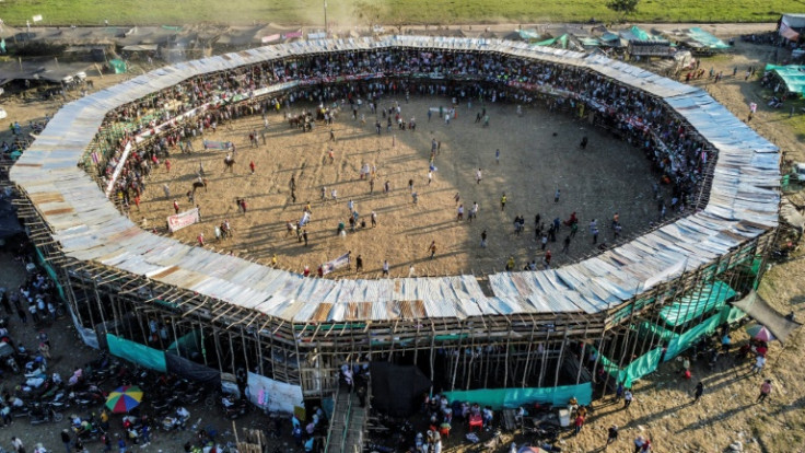 Vista aérea de la plaza de toros temporal erigida en Guaranda antes del Festival de Corralejas en el noreste de Colombia