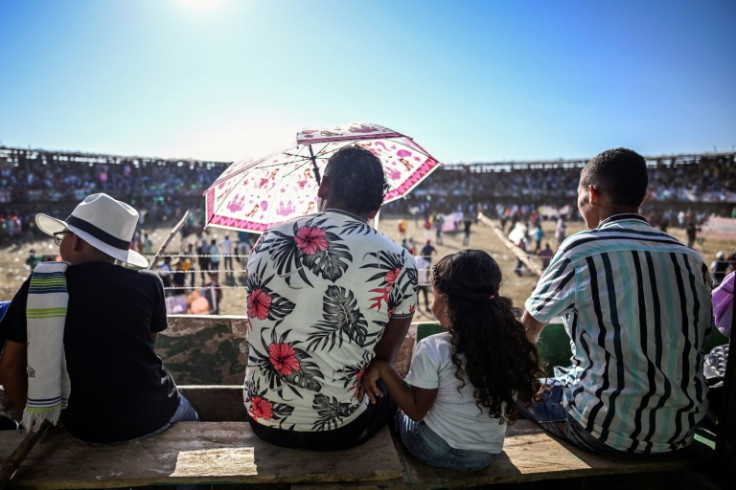 Grandes y pequeños disfrutan de las fiestas de las corralejas en Colombia