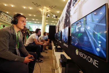 Un jugador juega "Call of Duty: Advanced Warfare" en una consola Xbox One durante el Xbox Play Day 2014, antes de la feria Gamescom 2014 en Colonia.