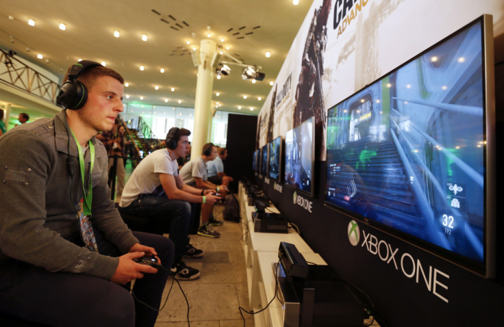 Un jugador juega "Call of Duty: Advanced Warfare" en una consola Xbox One durante el Xbox Play Day 2014, antes de la feria Gamescom 2014 en Colonia.