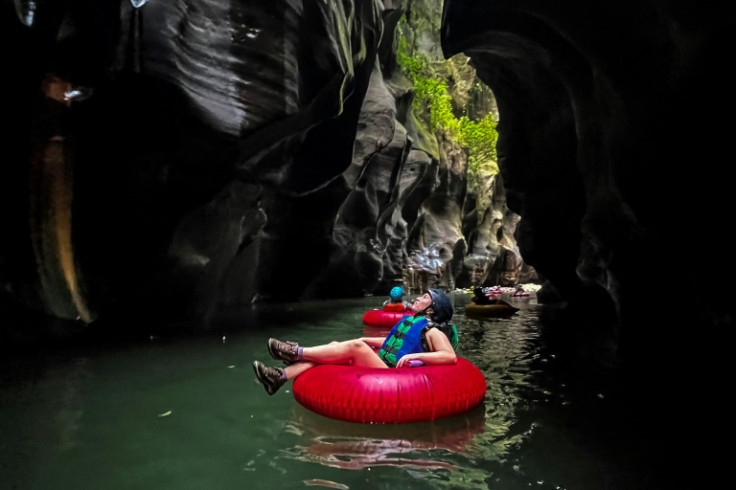 Un turista flota por el Cañón de Guape en Colombia, antiguamente una ruta para los rebeldes armados, el 19 de febrero de 2022.