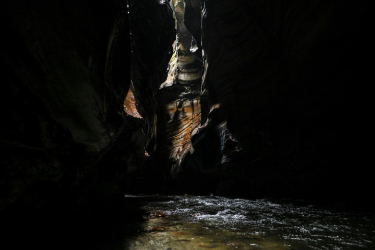 Rayos de sol iluminan partes del profundo cañón en La Uribe