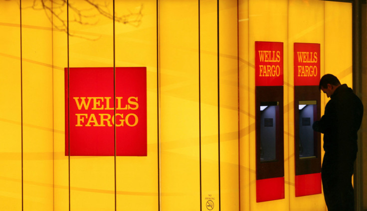 Un hombre usa un cajero automático (ATM) en una sucursal del Banco Wells Fargo en una mañana lluviosa en Washington.