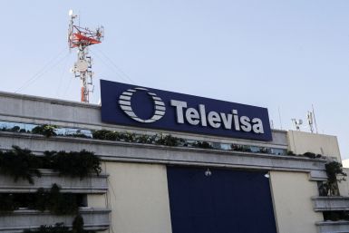 El logo de la emisora Televisa se ve afuera de su sede en la Ciudad de México.