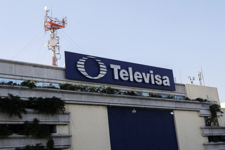 El logo de la emisora Televisa se ve afuera de su sede en la Ciudad de México.