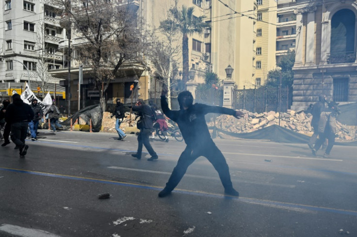 Los manifestantes se enfrentaron con la policía en las calles de Atenas el domingo.