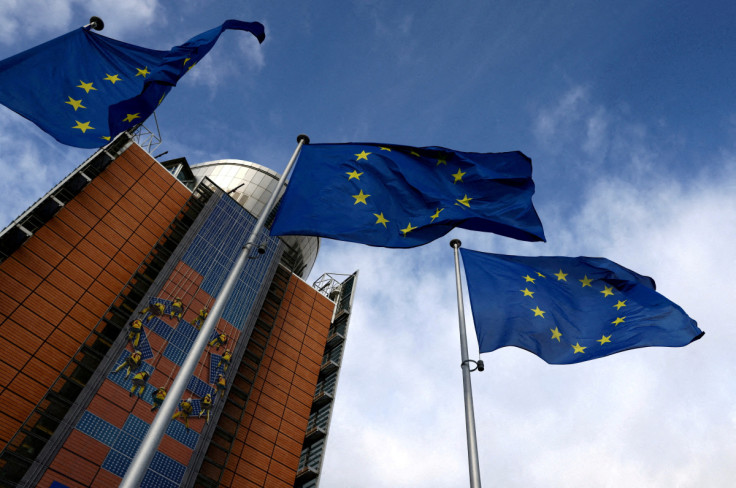 Las banderas de la Unión Europea ondean frente a la sede de la Comisión Europea en Bruselas, Bélgica.