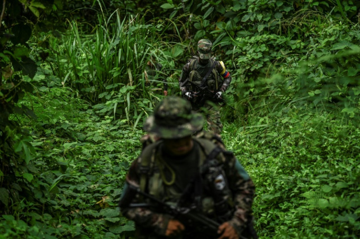 Guerrilleros disidentes del disuelto grupo rebelde FARC en la selva cerca de un campamento en la región de Nariño en marzo de 2023: todavía hay varias facciones armadas que se han negado a deponer las armas