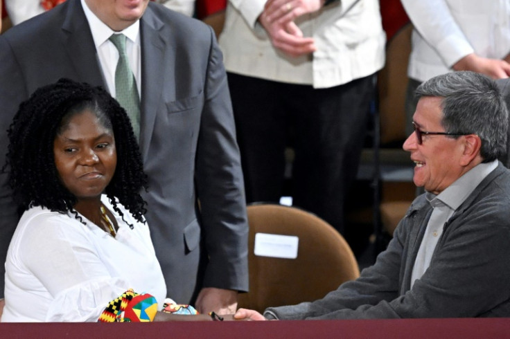 La vicepresidenta de Colombia, Francia Márquez (izquierda), le da la mano al jefe delegado del Ejército de Liberación Nacional, Pablo Beltrán (derecha), en la Ciudad de México.