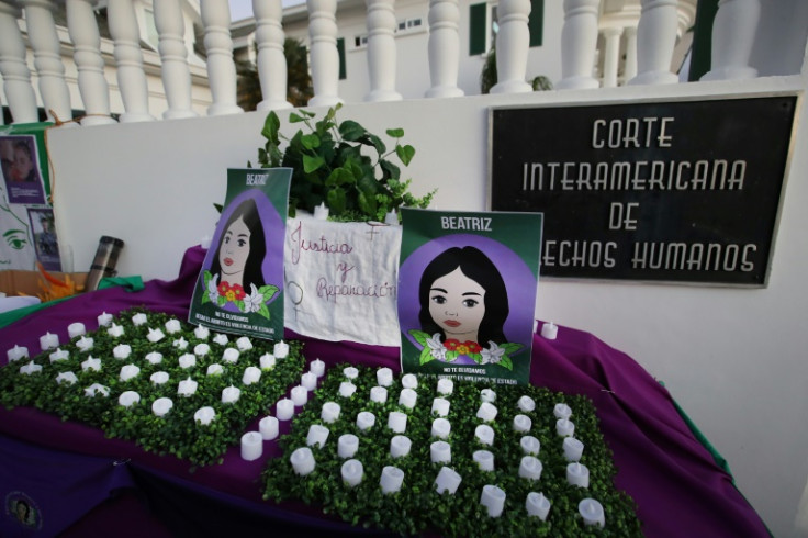 Activistas por los derechos de las mujeres realizaron una vigilia por Beatriz antes de la audiencia en la corte de derechos humanos