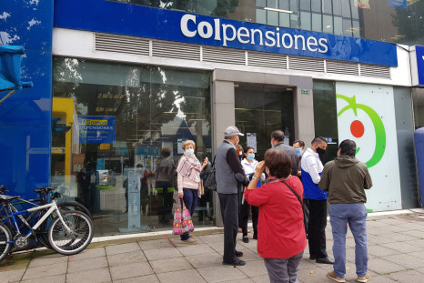 La gente espera frente a una oficina del fondo de pensiones estatal Colpensiones en Bogotá.
