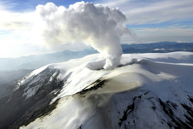 Esta imagen del folleto publicada por el Servicio Geológico de Colombia muestra el volcán Nevado del Ruiz emitiendo una nube de ceniza el 30 de marzo de 2023.